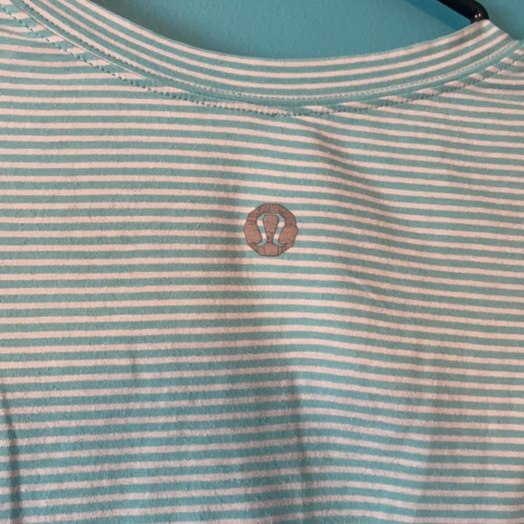 Blue striped Lululemon large men’s tee shirt - Picture 3 of 4